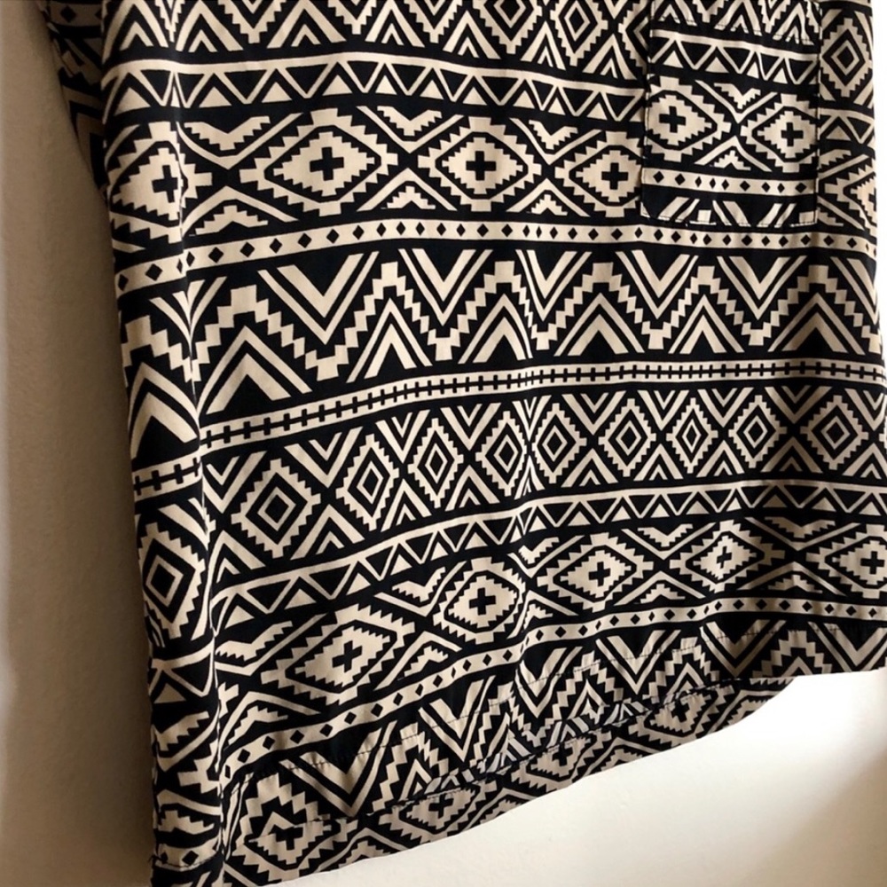 Forever 21 // Aztec top - Picture 5 of 7